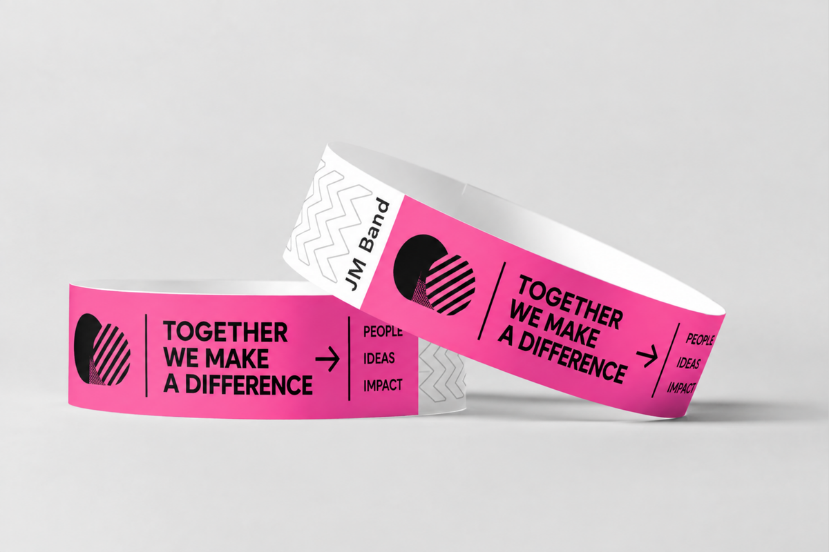 Deux bracelets en papier roses avec texte d'événement imprimé en noir