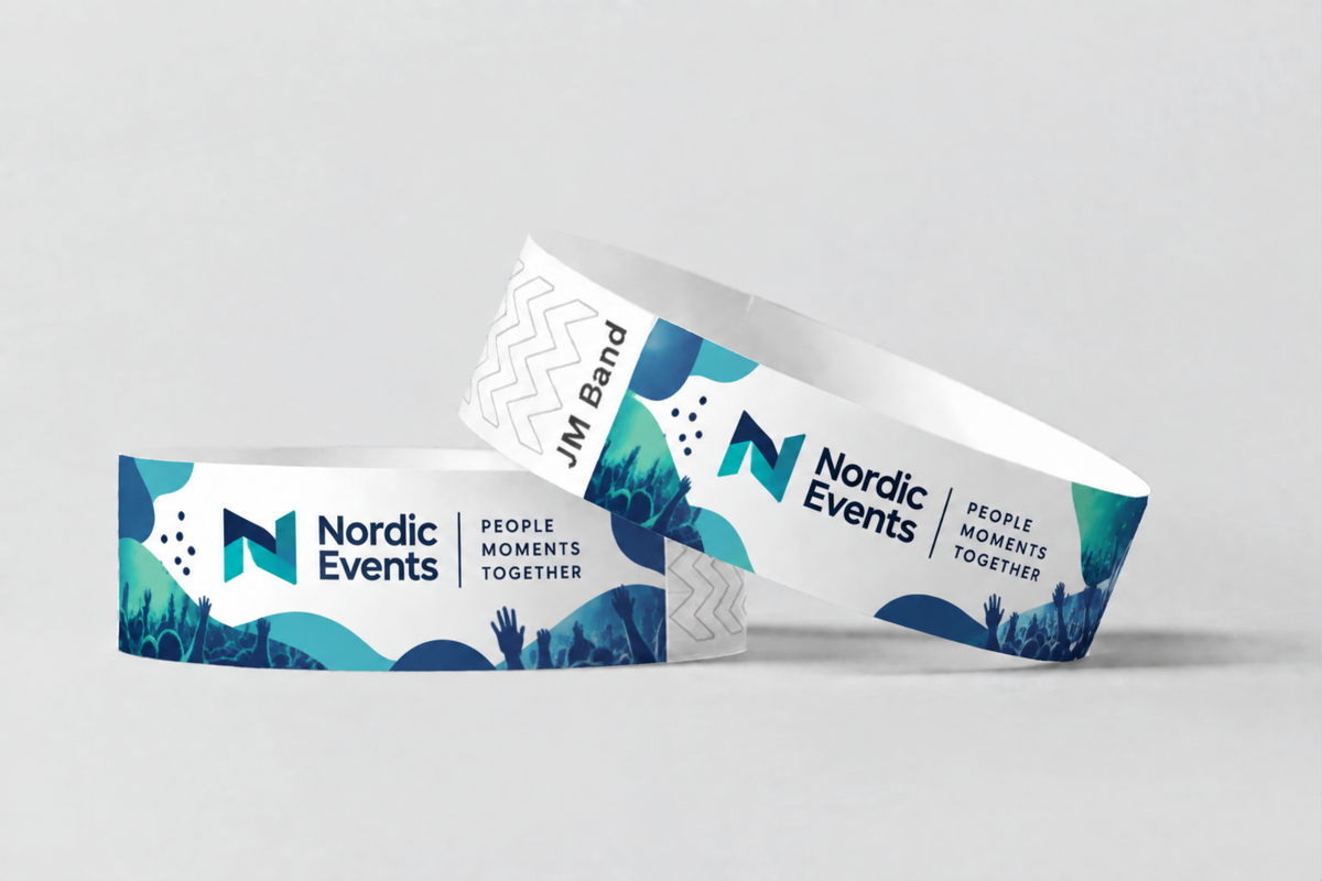 Twee papieren polsbandjes met full colour blauw-groen evenementlogo