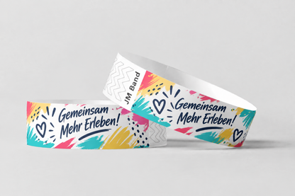 Twee papieren polsbandjes met kleurrijke handlettering-print