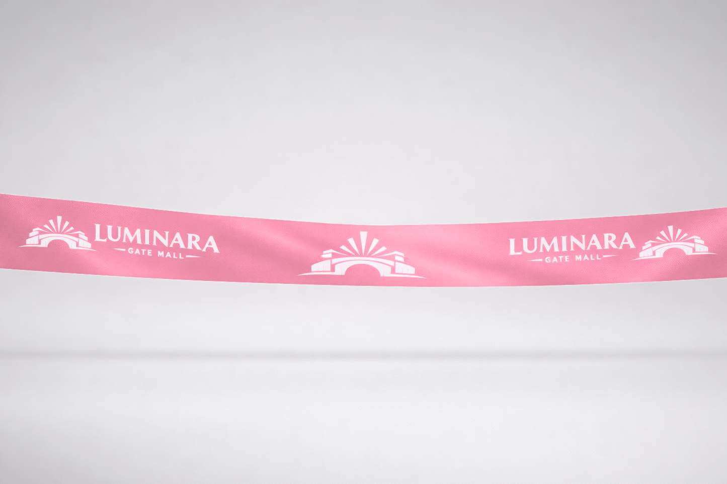 Roze inauguratielint van milieuvriendelijk satijn met een op maat gemaakte print van JM Band®.