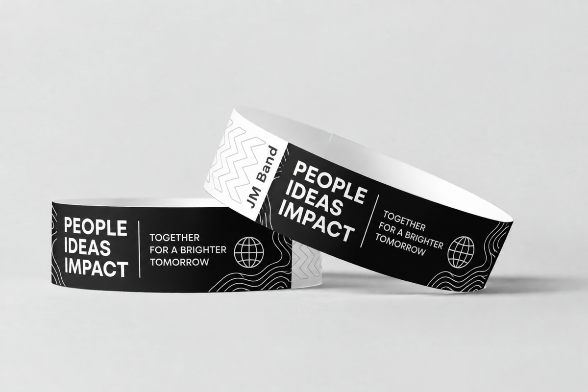 Deux bracelets en papier noirs avec impression blanche