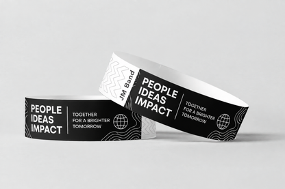 Deux bracelets en papier noirs avec impression blanche