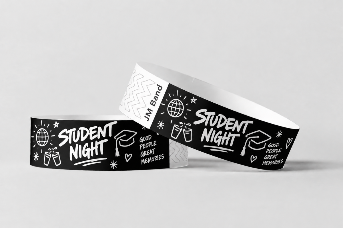 Deux bracelets en papier noirs avec impression blanche de soirée étudiante
