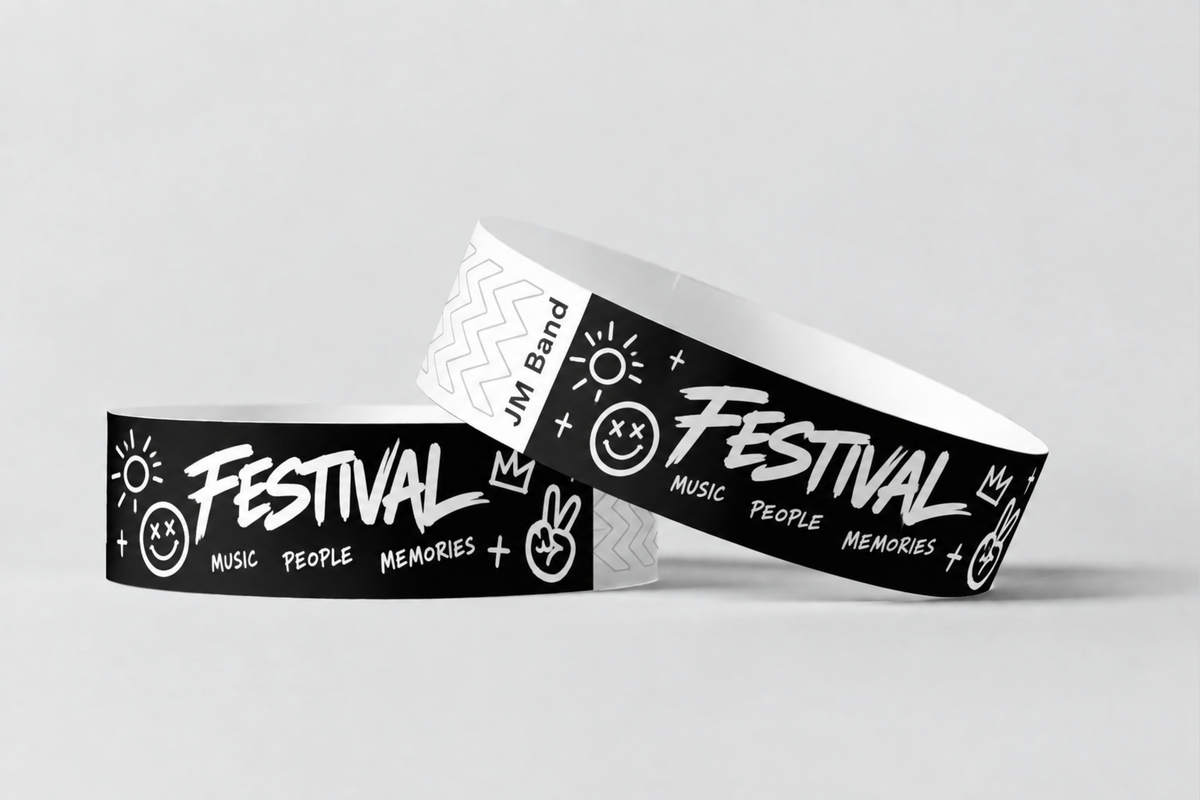 Deux bracelets en papier noirs avec impression blanche de festival