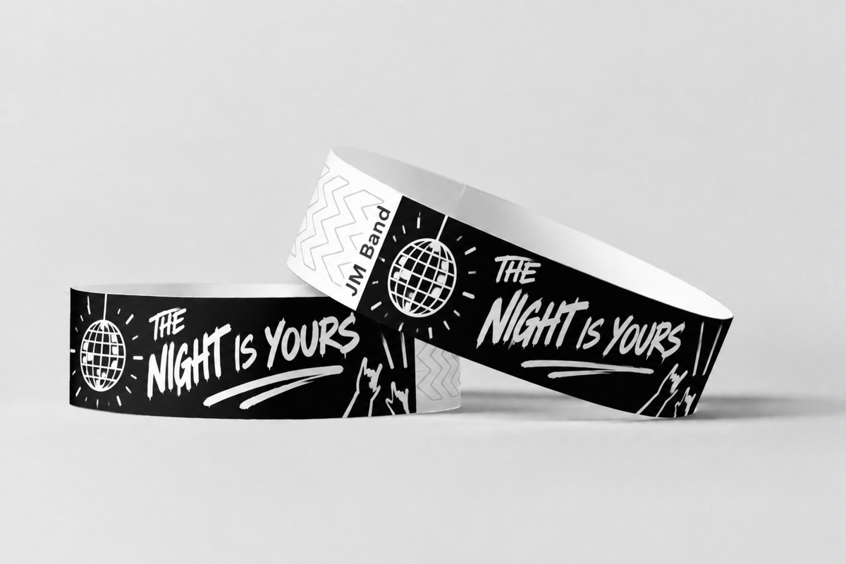 Deux bracelets en papier noirs avec impression blanche de soirée