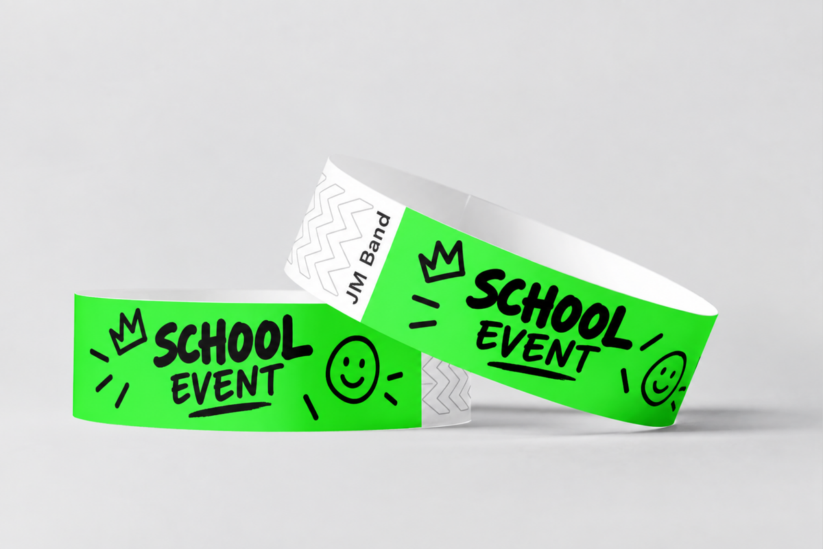 Deux bracelets en papier vert fluo imprimés pour un événement scolaire