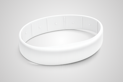 Witte siliconen polsband van JM Band® met opdruk en RFID-technologie.