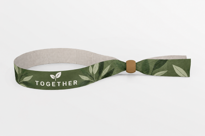 Bracelet en tissu rPET vert olive avec imprimé feuilles et fermoir en bois