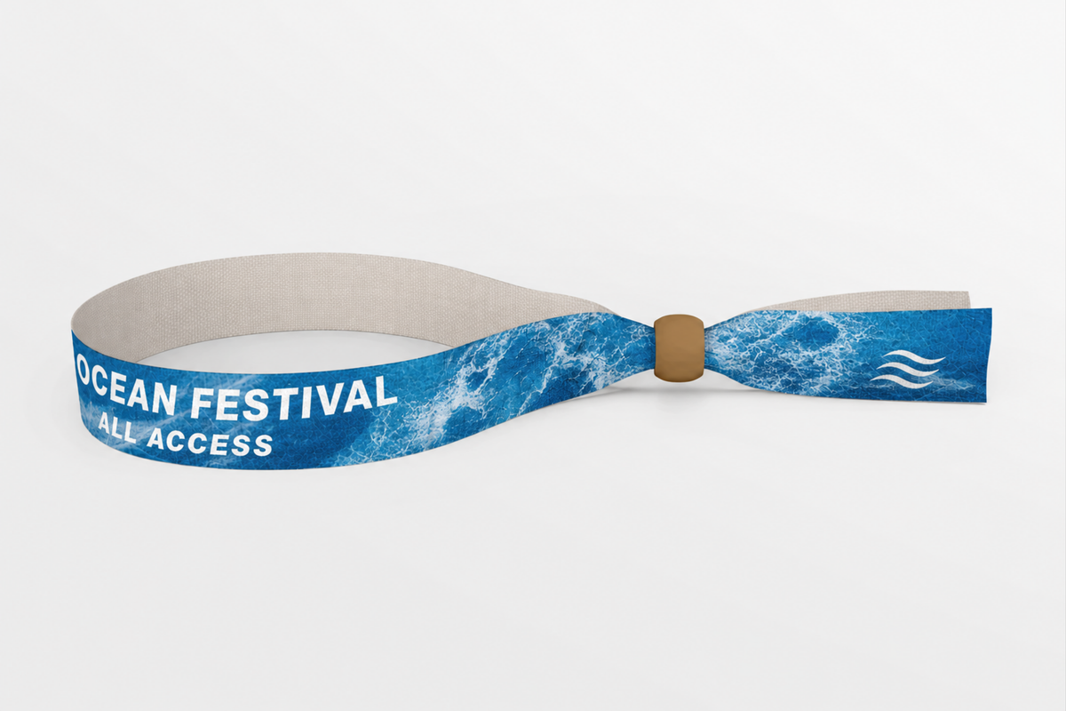 Bracelet en tissu rPET bleu avec imprimé vagues et fermoir en bois